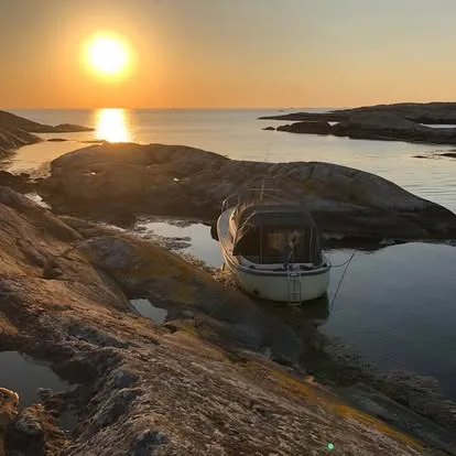Snipan mellan klipporna i kvällssol