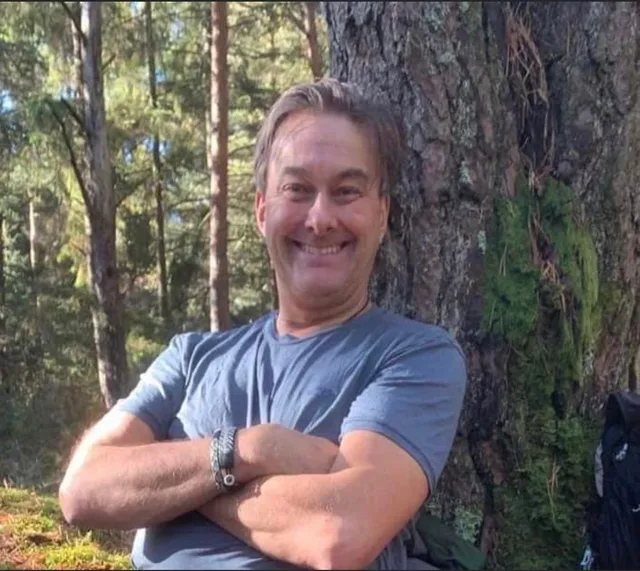 Torbjörn Källström vid ett stort träd i skogen