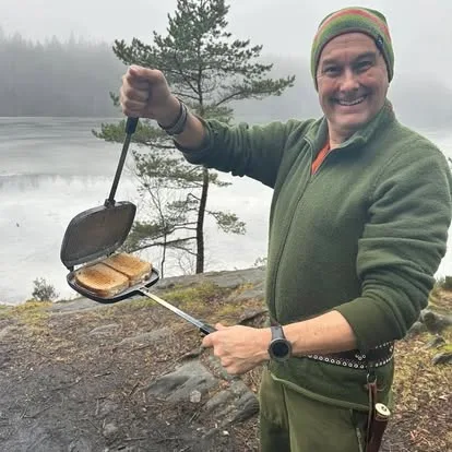 Torbjörn Källström med smörgåsjärnet vid en sjö