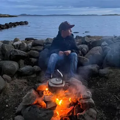 Torbjörns son vid elden på en klippstrand