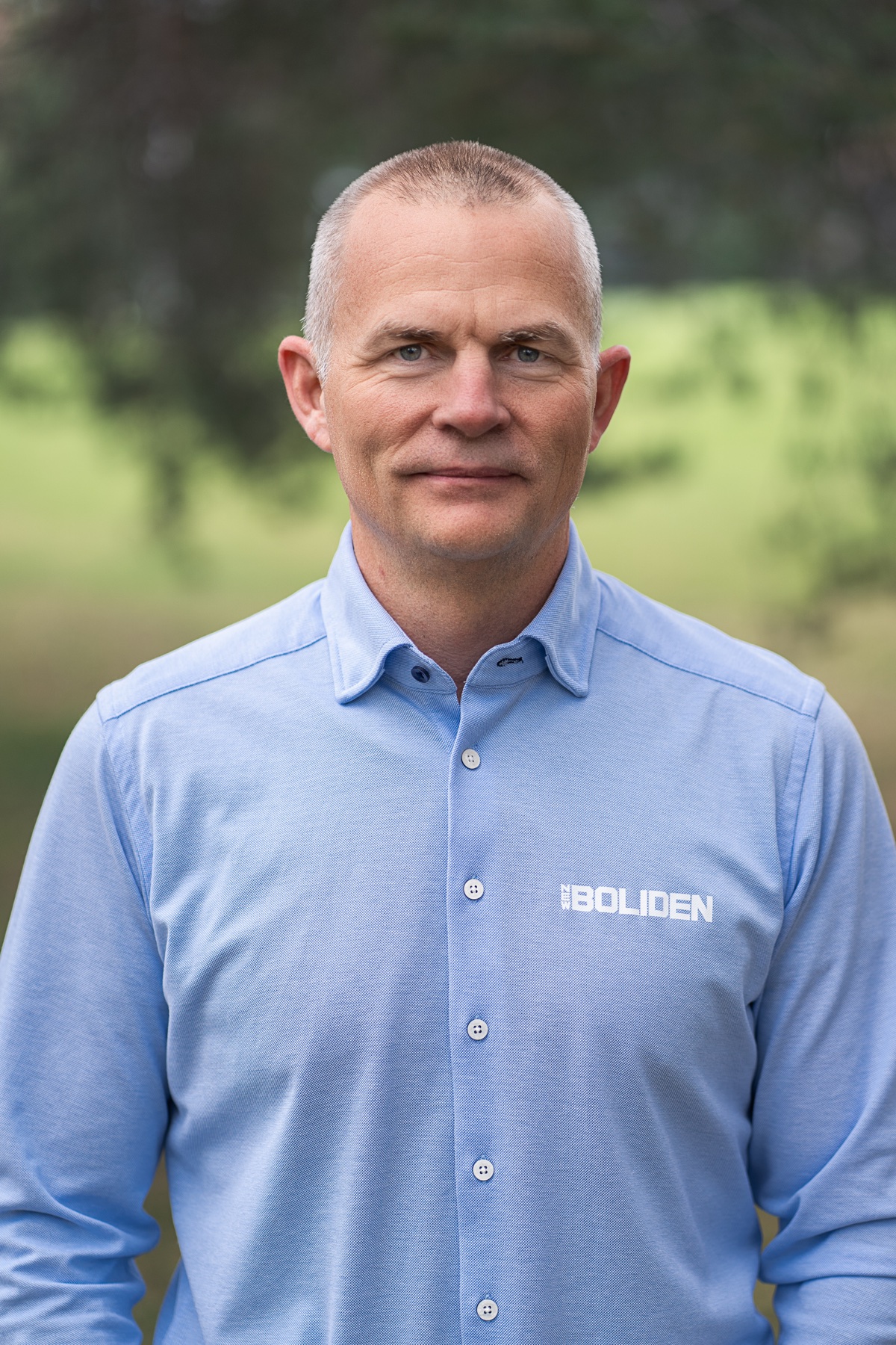 Patrik Gillerstedt i ljusblå skjorta med Bolidens logotyp