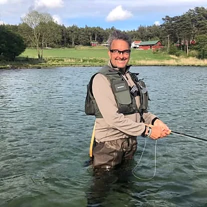Torbjörn flugfiskar, stående i vattnet.