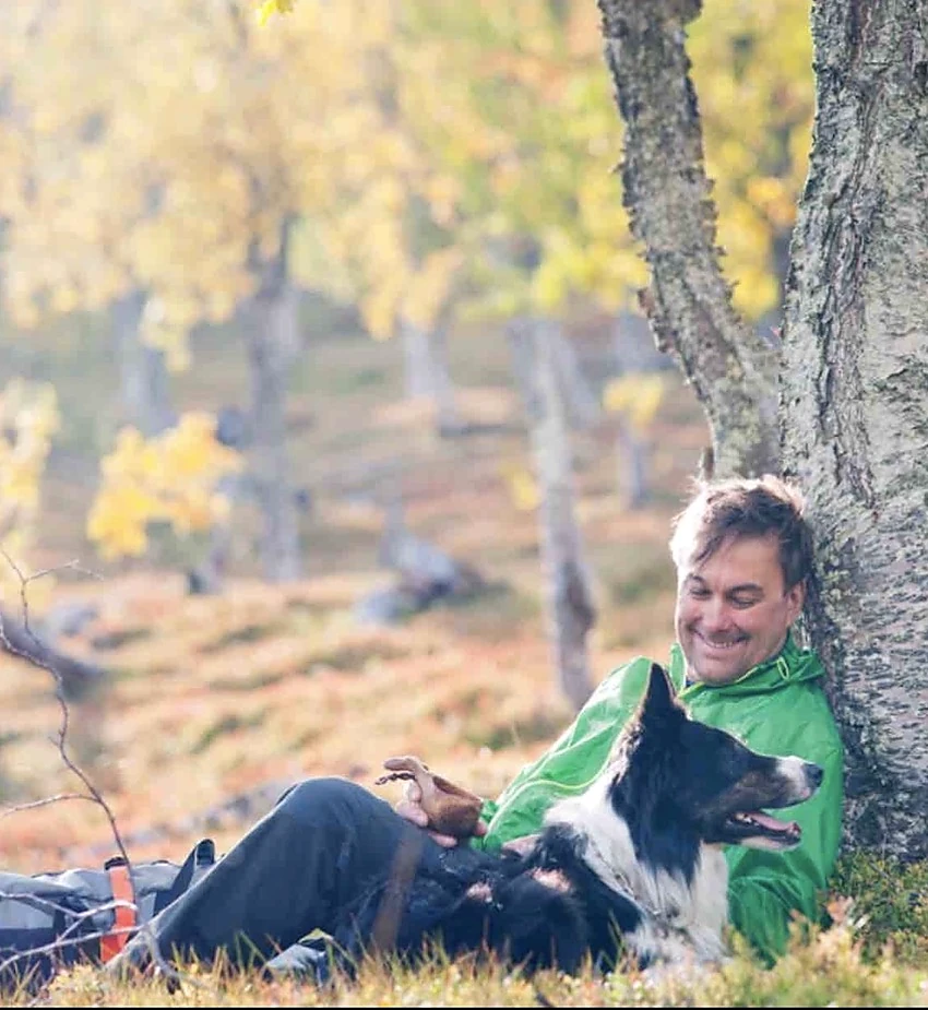 Torbjörn tillsammans med sin hund i skogen, ett personligt ögonblick i naturen.