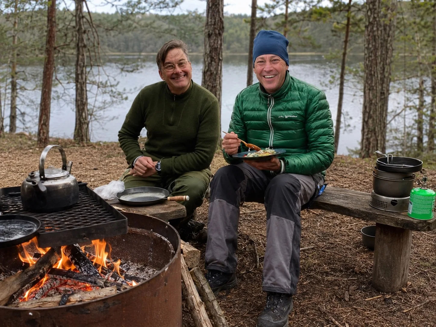 Torbjörn Källström och Mathias Myrén samtalar vid elden i naturen.